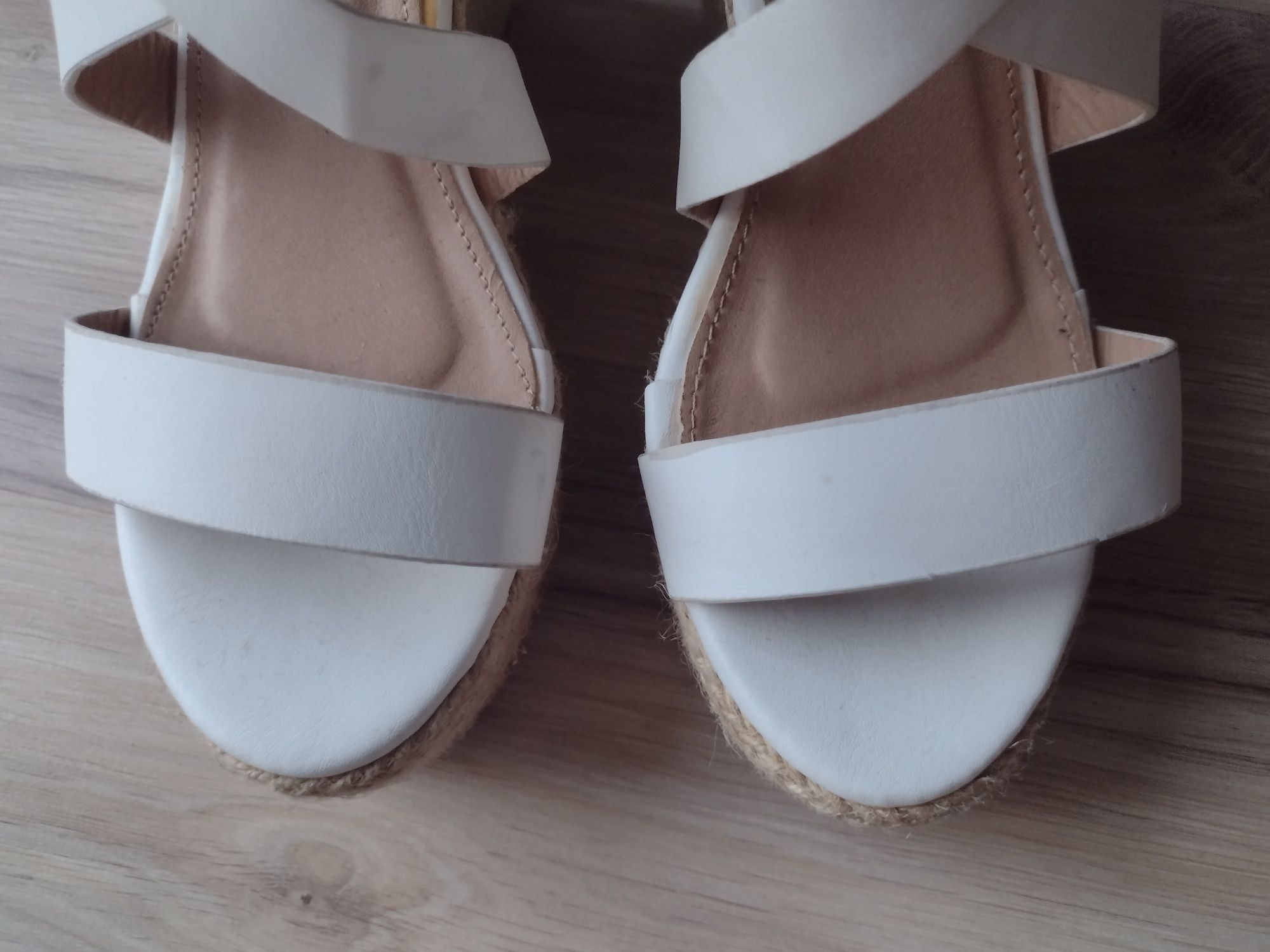 Białe sandały na koturnie
