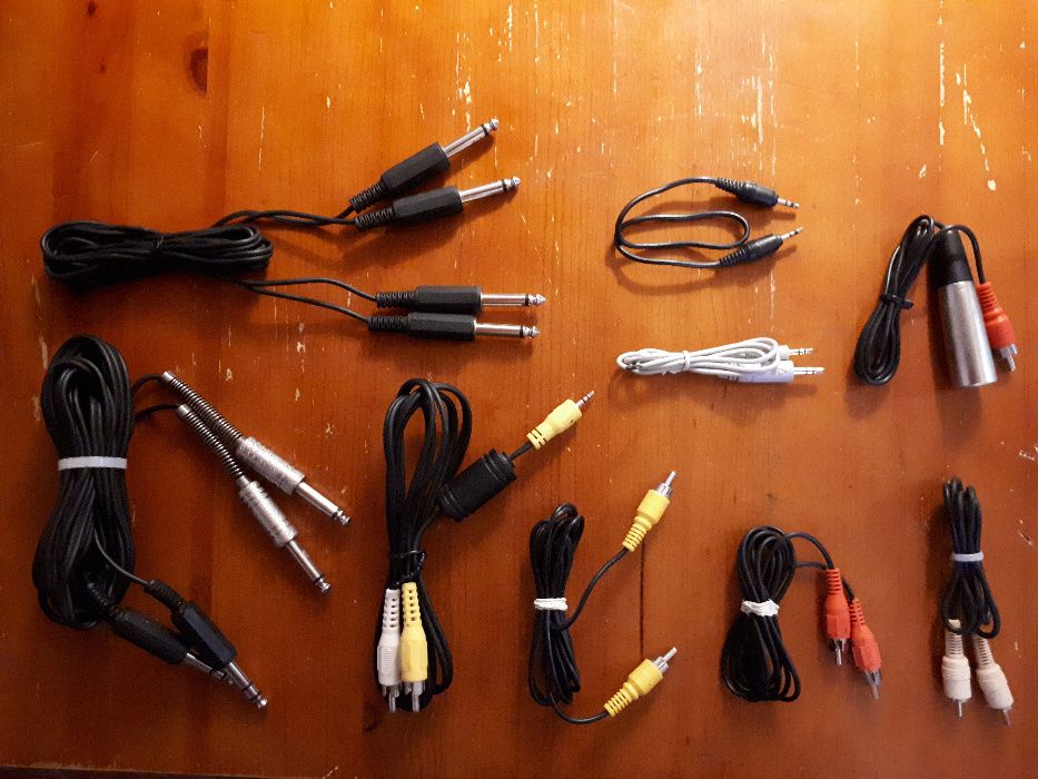 Lote de cabos e adaptadores audio, video, etc. (34 peças)