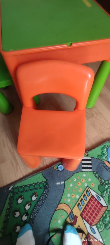 Stolik dla dzieci z krzesłami 2x środku jest LEGO