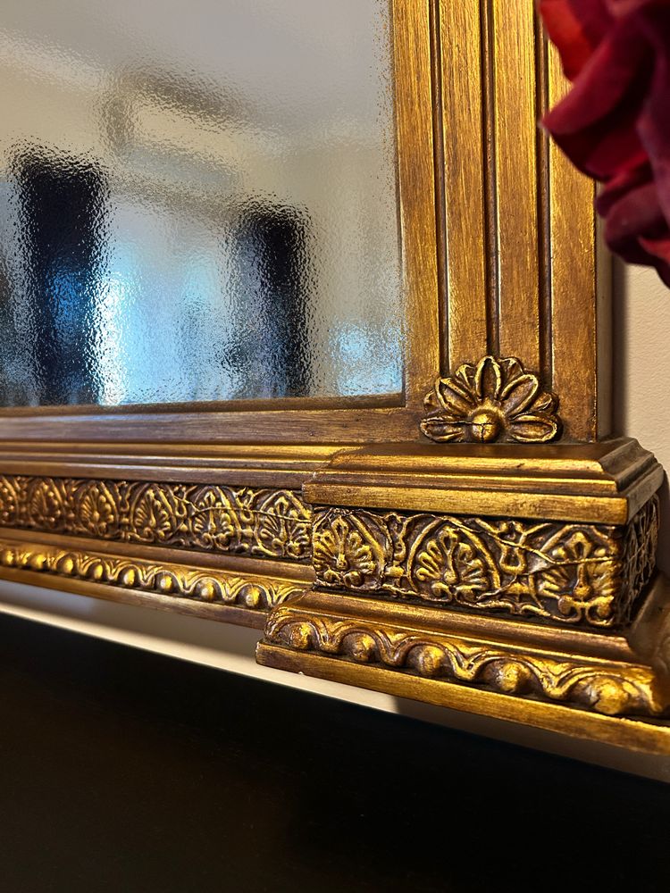 Espelho em gesso dourado