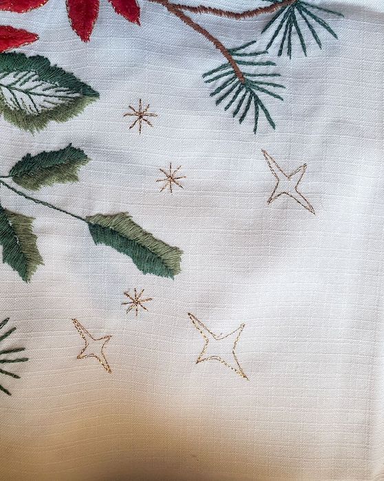 Toalha grande em linho industrial, bordada com motivos de Natal