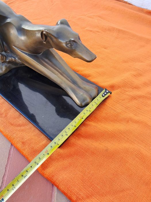 Escultura dos galgos antiga.