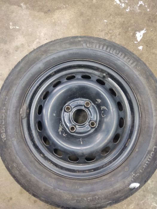 Продам запаску и кришку АКБ Ауди б3