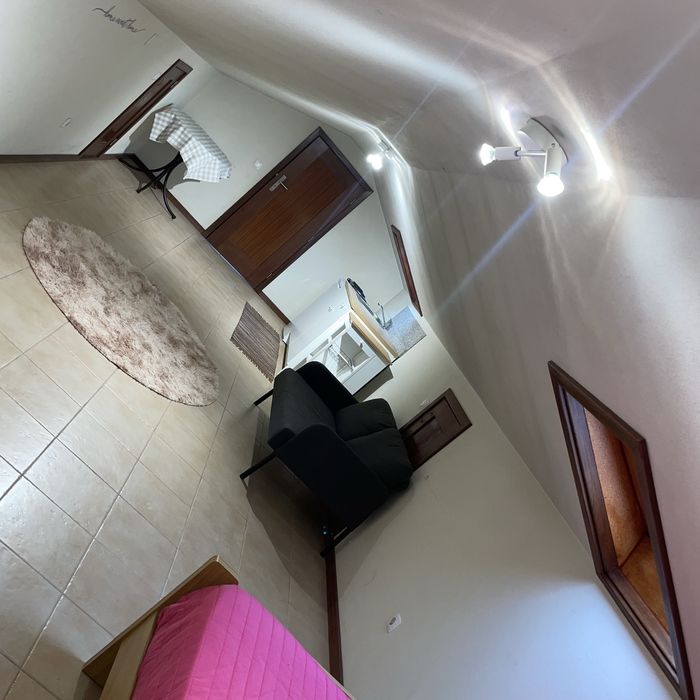 Quarto com cozinha e wc privativo