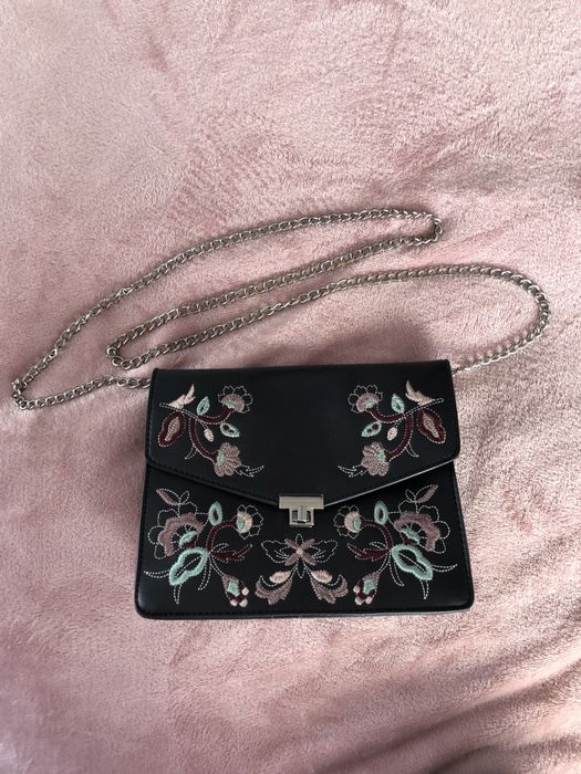 Haftowana torebka z kwiatami kwiatkami na łańcuchu łańcuszku