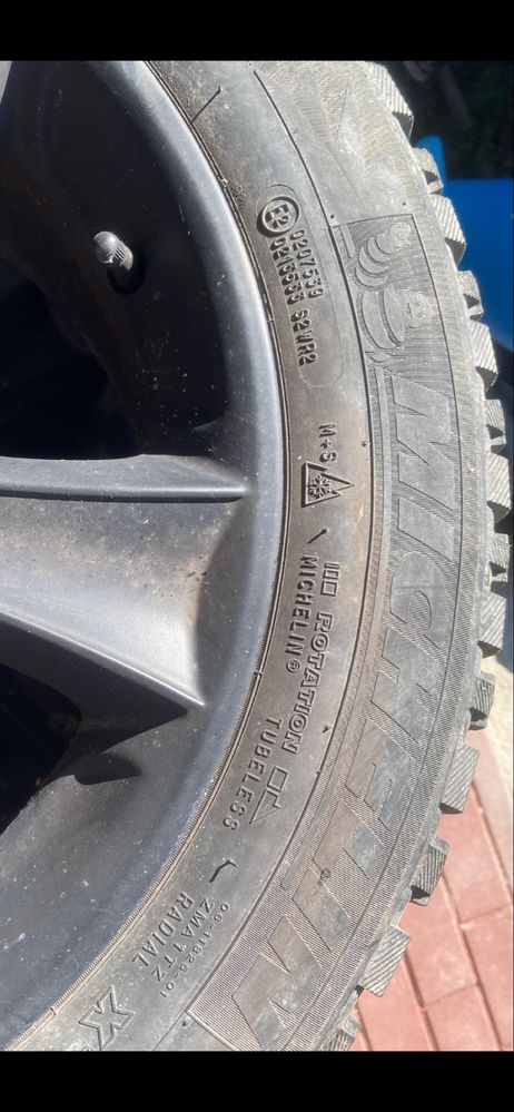 Opony z felgami zimowe 225/55 R17 Audi A4B9