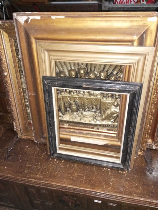 Vendo molduras antigas e uma Seia de Cristo