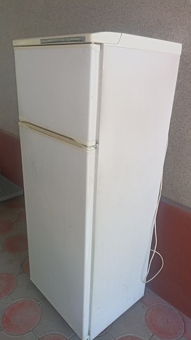 Продам по ненадобности двухкамерный холодильник