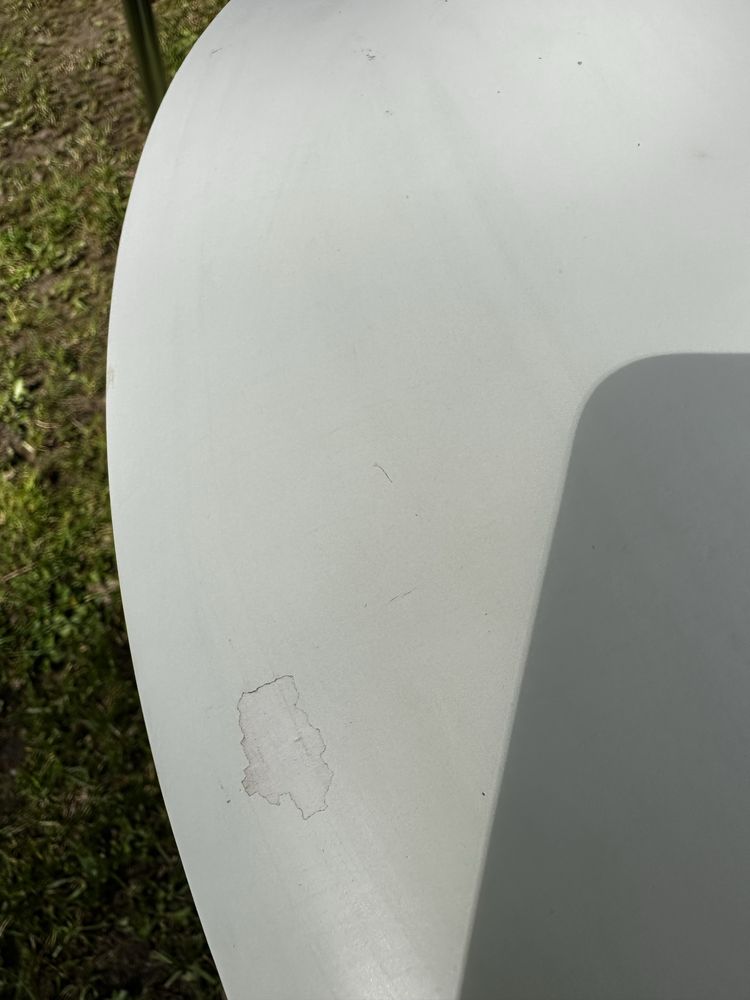 Minimalistyczne, białe, duńskie krzesła w stylu arne jacobsen