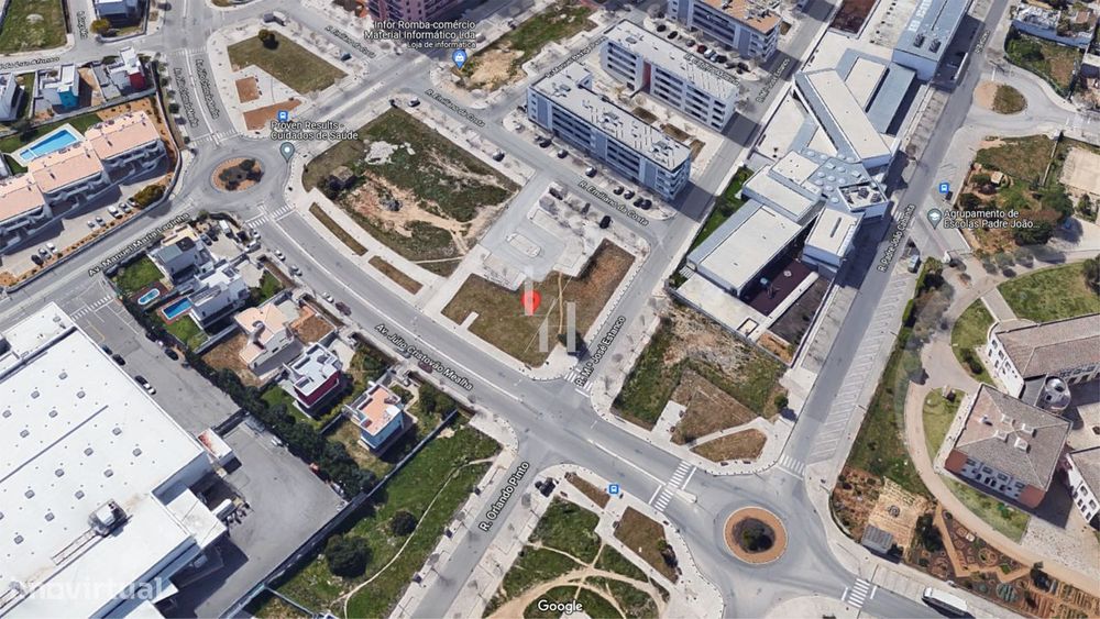 Terreno urbano para construção de 8 apartamentos T3 em S. Clemente, Lo