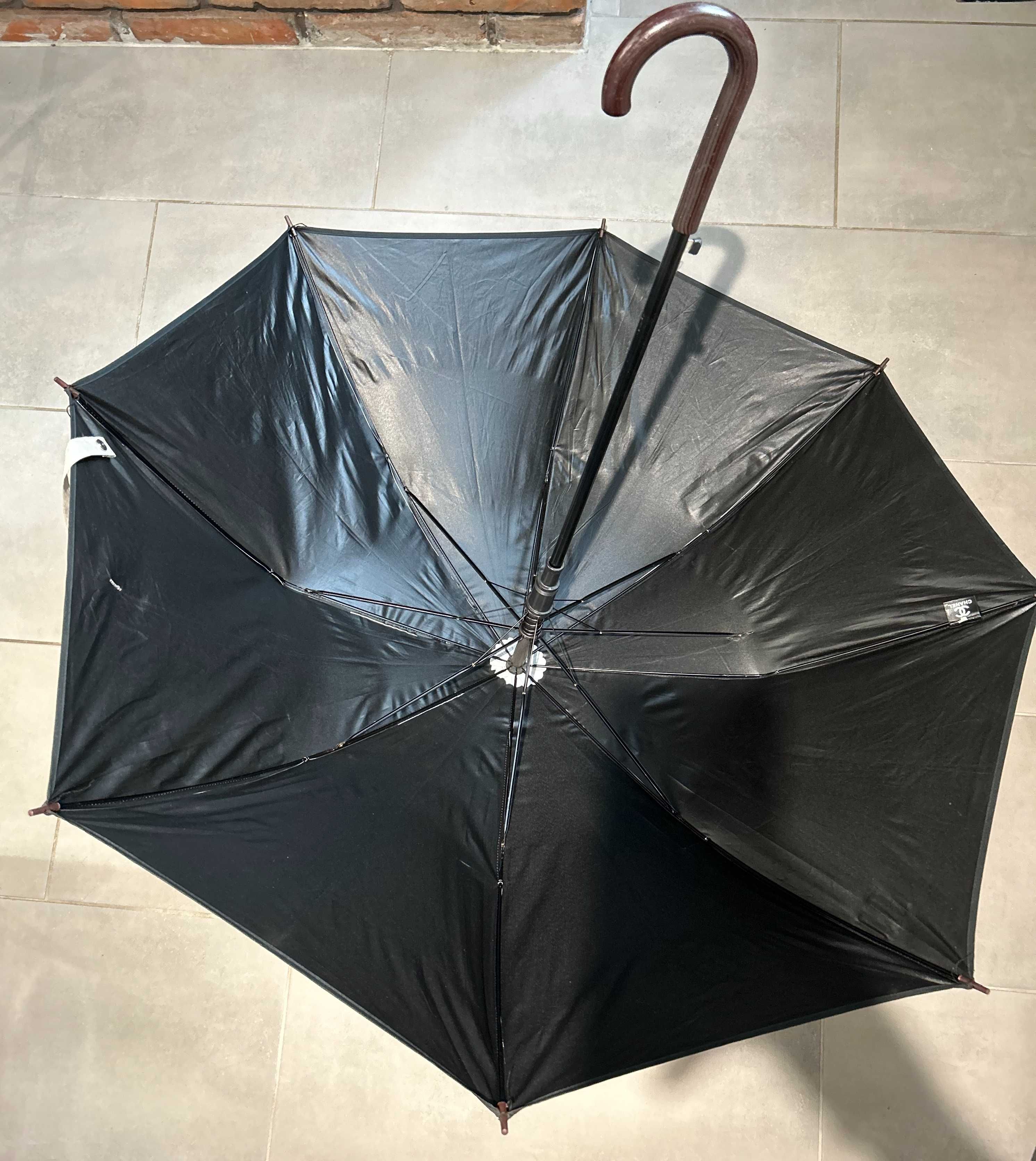 Elegancka parasolka Chanel Camellia Flower z monogramem Okazja!
