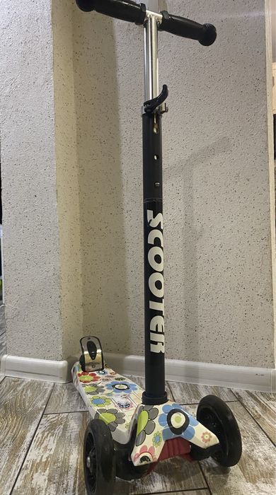 самокат трехколесный Scooter со светящимися колесами