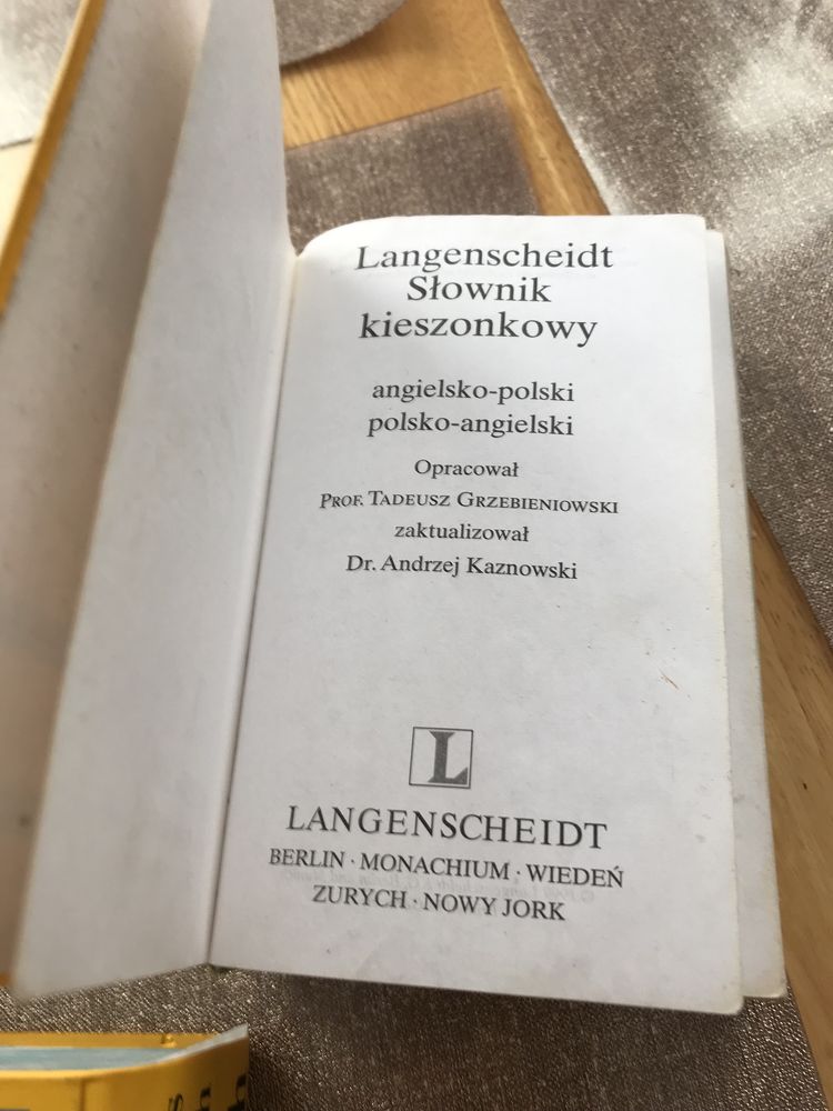 Kieszonkowy słownik polsko- niemiecki i angielsko -polski.