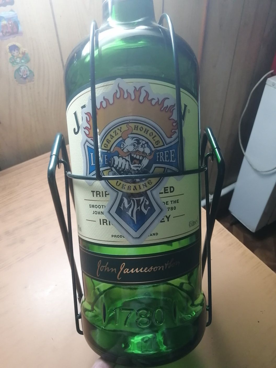 Продам стеклянную бутылку 4.5 литра.