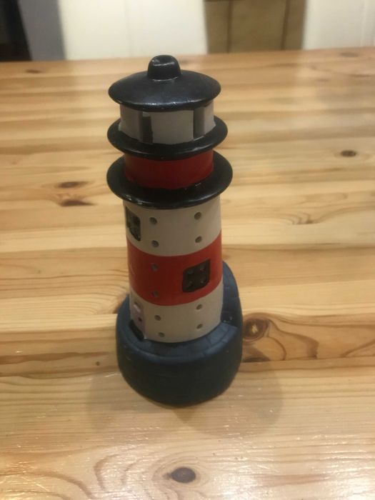 kominek na świeczki w kształcie latarni morskiej