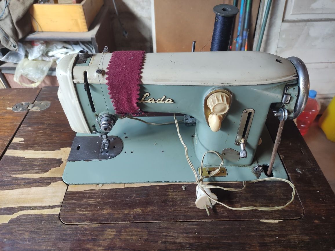 Механічна швейна машинка LADA