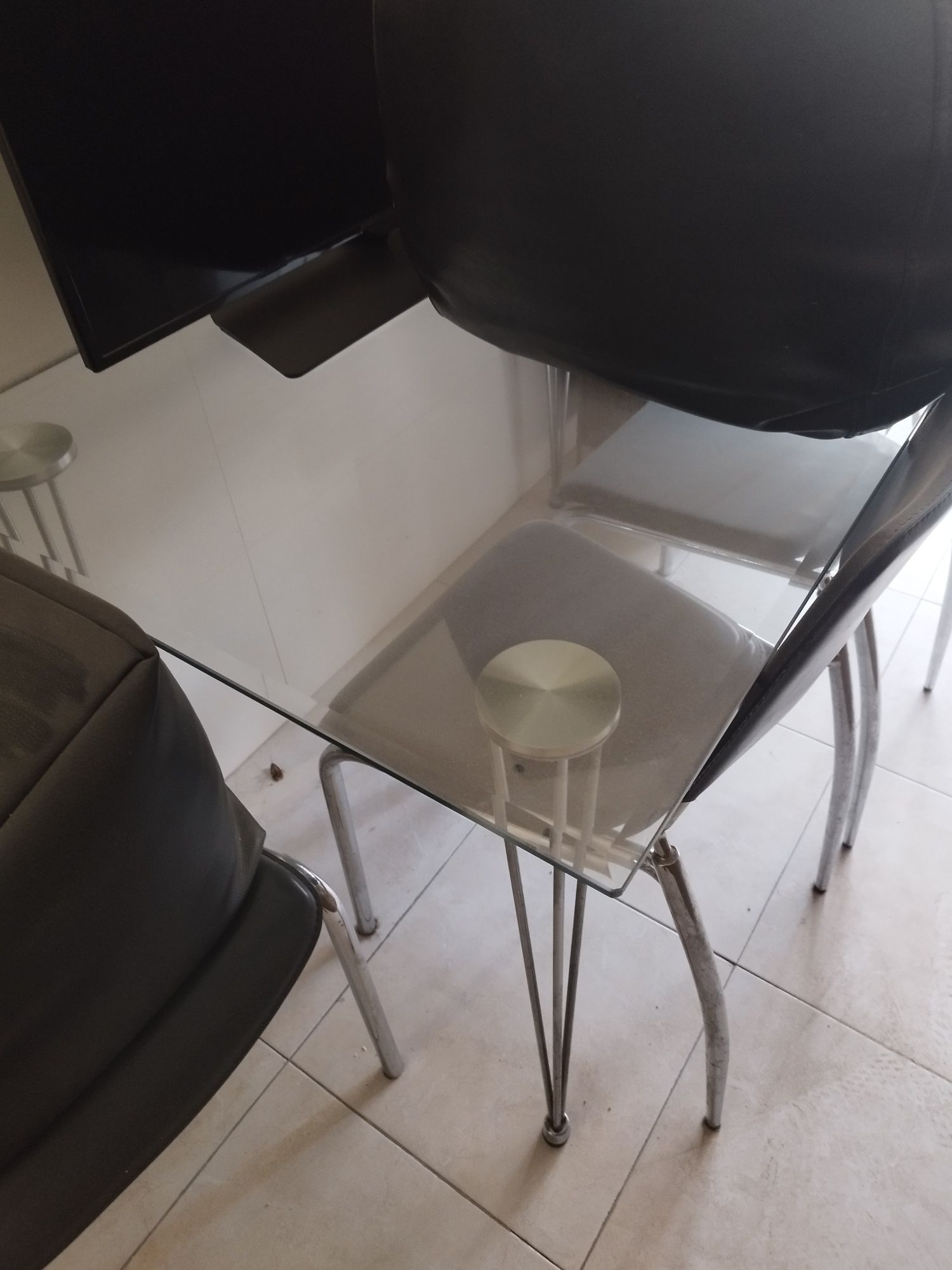 Mesa de vidro e 4 cadeiras