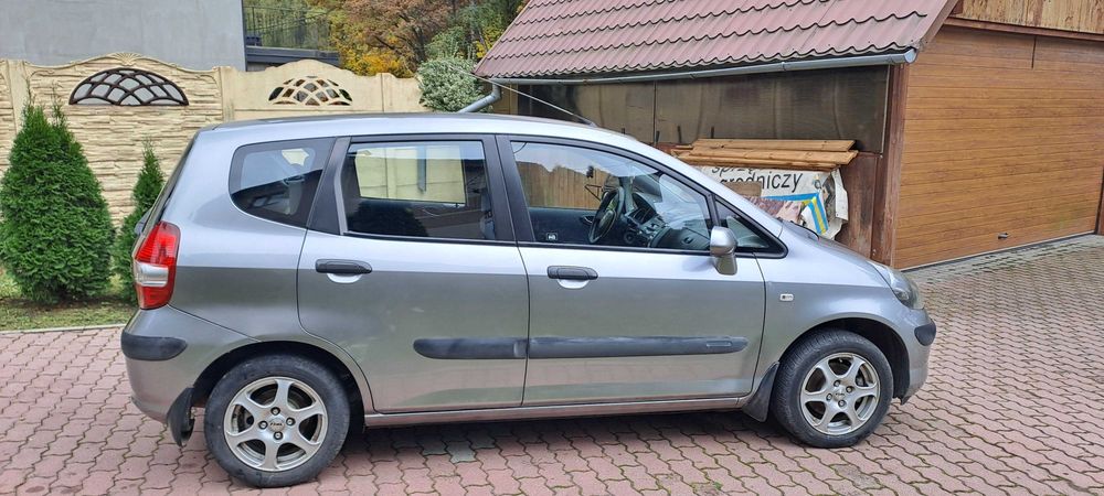 Sprzedam Hondę Jazz, długie opłaty...