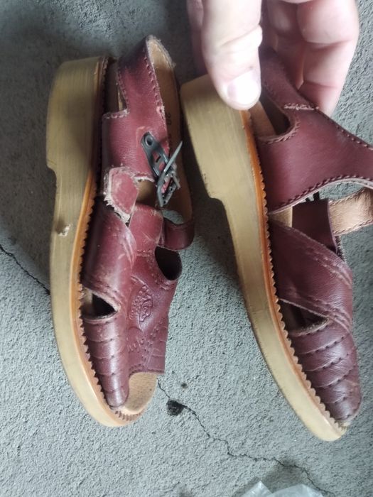 Stare skórzane sandałki dziecięce z Zachodnich Niemiec