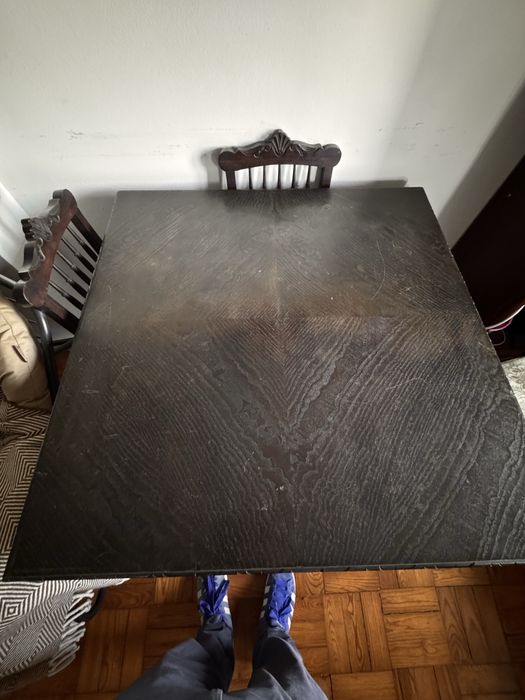 Mesa de madeira escura