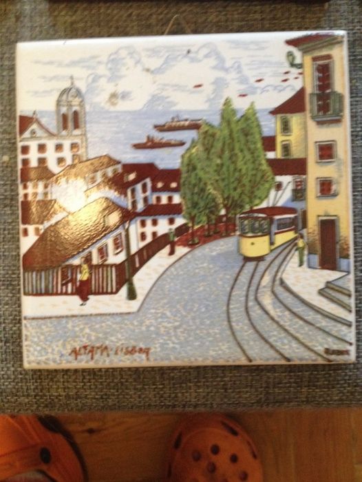 Azulejo pintado em bom estado