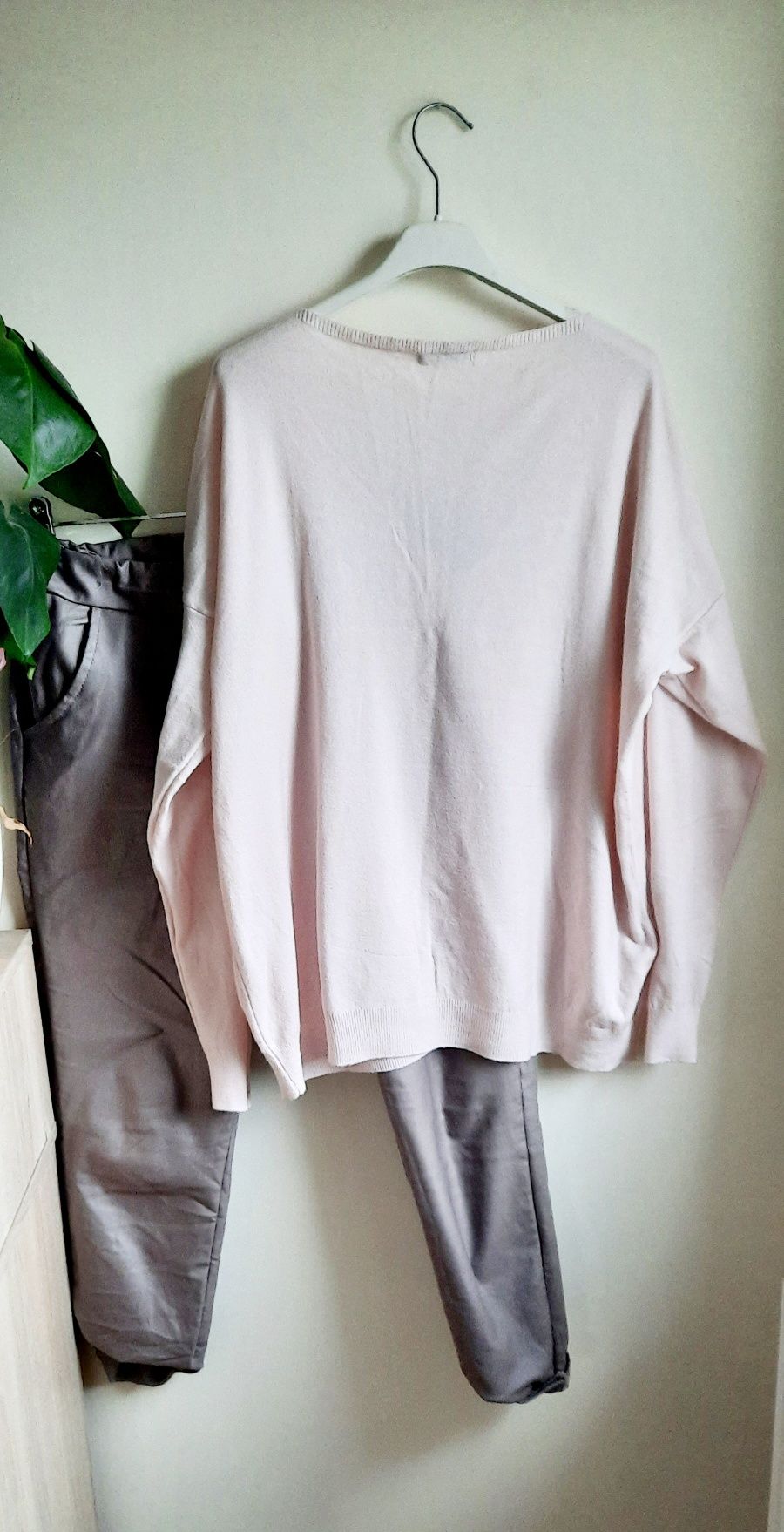 Sweter z naszywką A