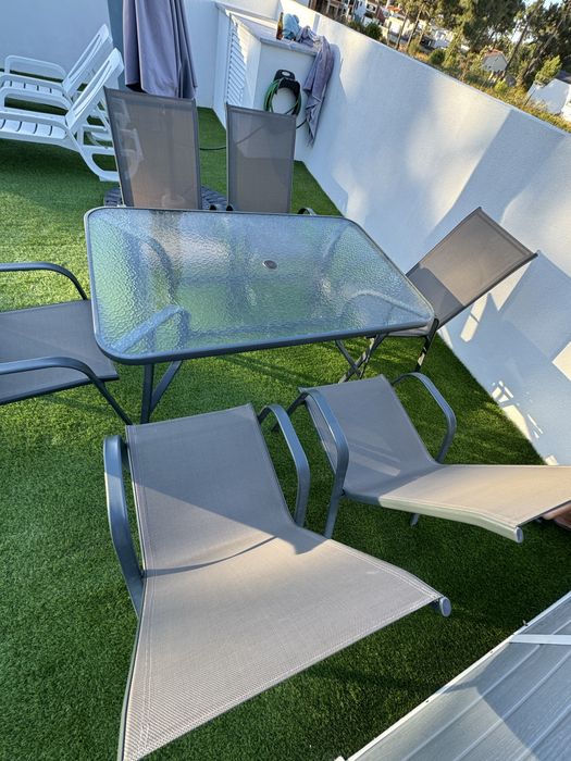 Mesa de vidro com cadeiras