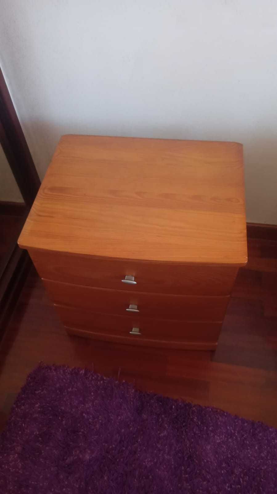 Conjunto de quarto de solteiro em pinho mel maciço