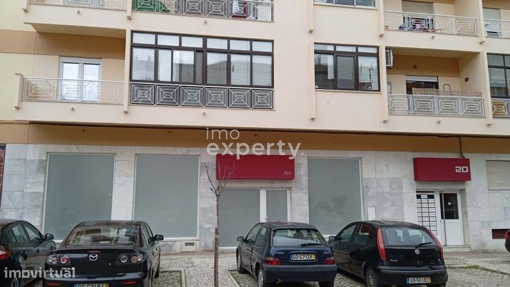 Loja com com 204m2 e terraço no Barreiro