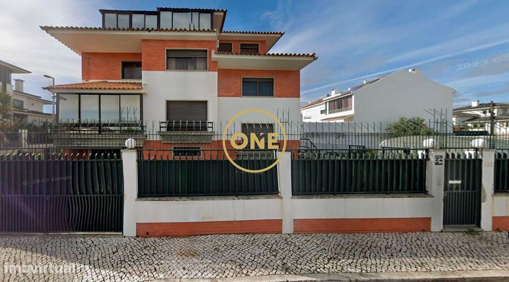 Moradia T4 com 3 Frentes em Parede – Cascais