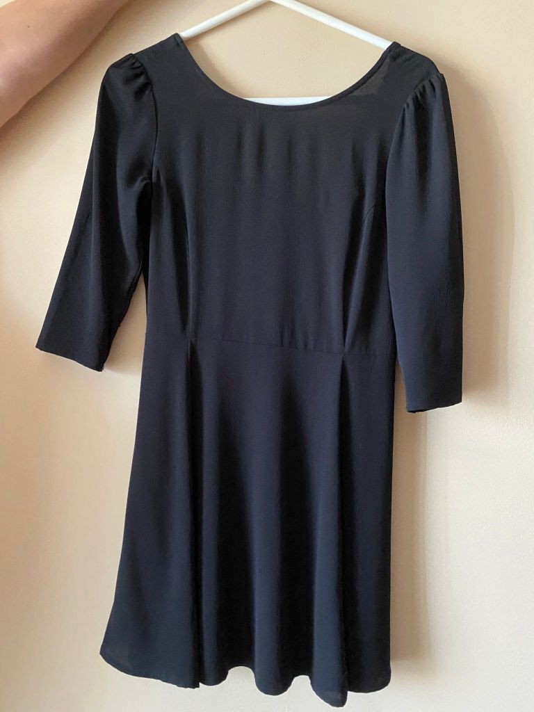 Vestido curto de cor preto