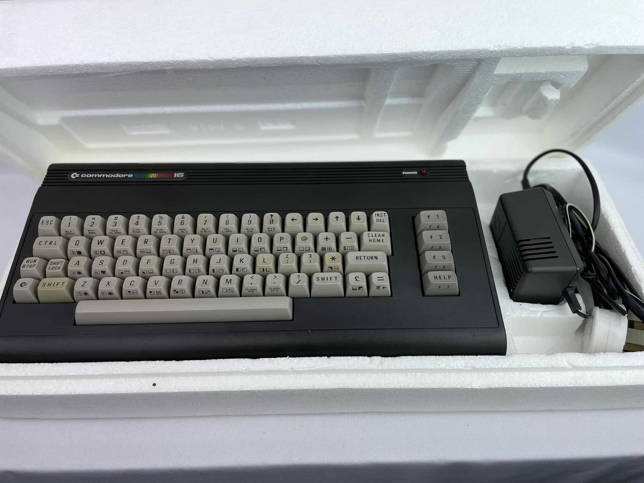 Commodore 16 w pudełku + magnetofon + zasilacz + 15 kaset z grami