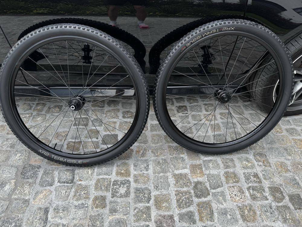 Zestaw koła bezdętkowe trek bontrager kovee tlr 29 boost 148 z oponami