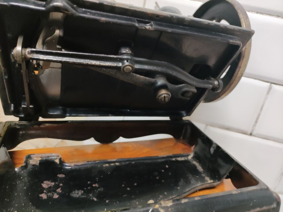 Antyczna maszyna do szycia na korbkę