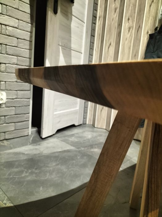 Piękny stolik z orzecha laskowego