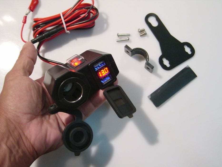 Carregador universal com voltímetro ficha de isqueiro e USB