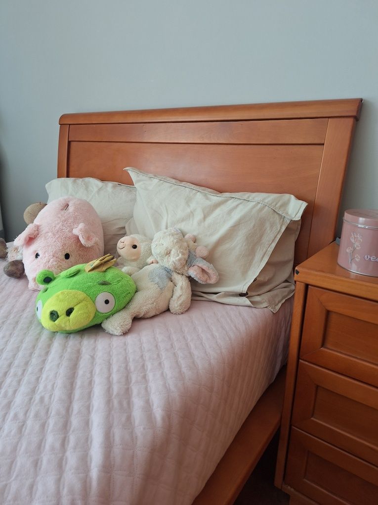 Cama e mesinha cabeceira
