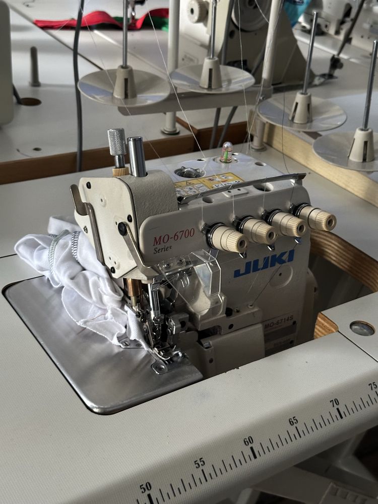 Overlock 4 nitkowy Juki MO-6714S servo 230v idealny stan