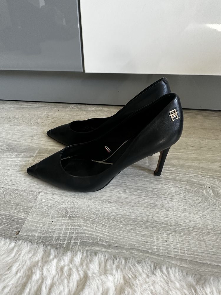 Buty szpilki czółenka czarne Tommy Hilfiger 39