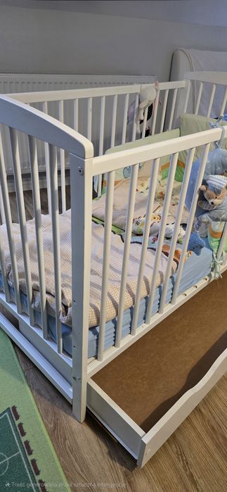 Łóżeczko dziecięce białe drewniane z szufladą i materacem + zestaw
