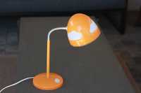 Lampka biurkowa IKEA Skojig pomarańczowa chmurki