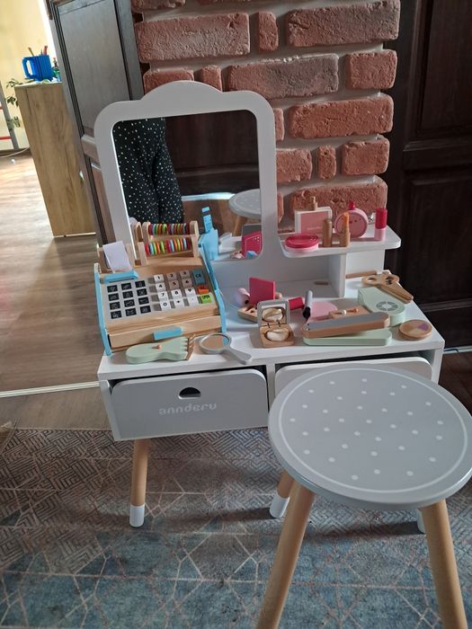 Toaletka z taboretem , akcesoria, kasa. ANNDERU