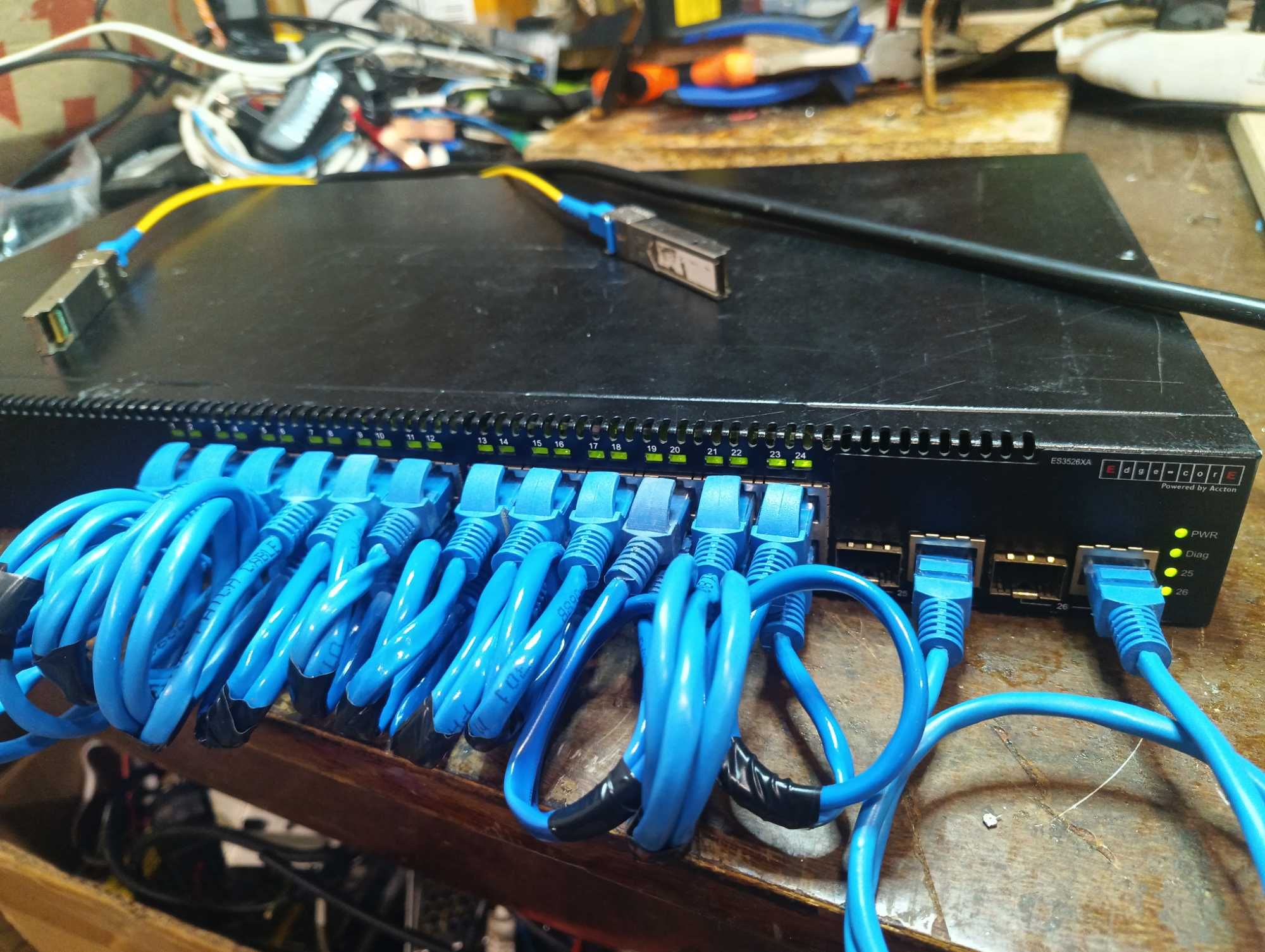 Edge-Core ES3526XA — 24×10/100 + 2×Gigabit combo, керований L2/4
