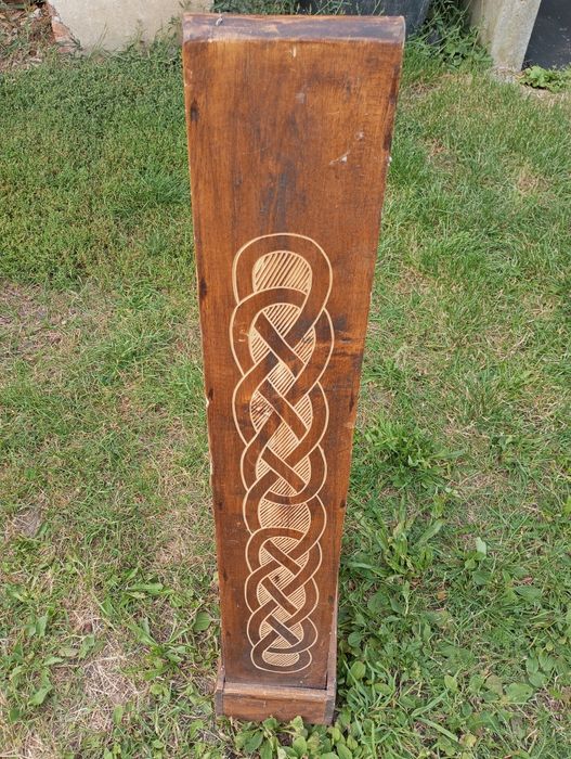 Stara komoda w kształcie piramidy