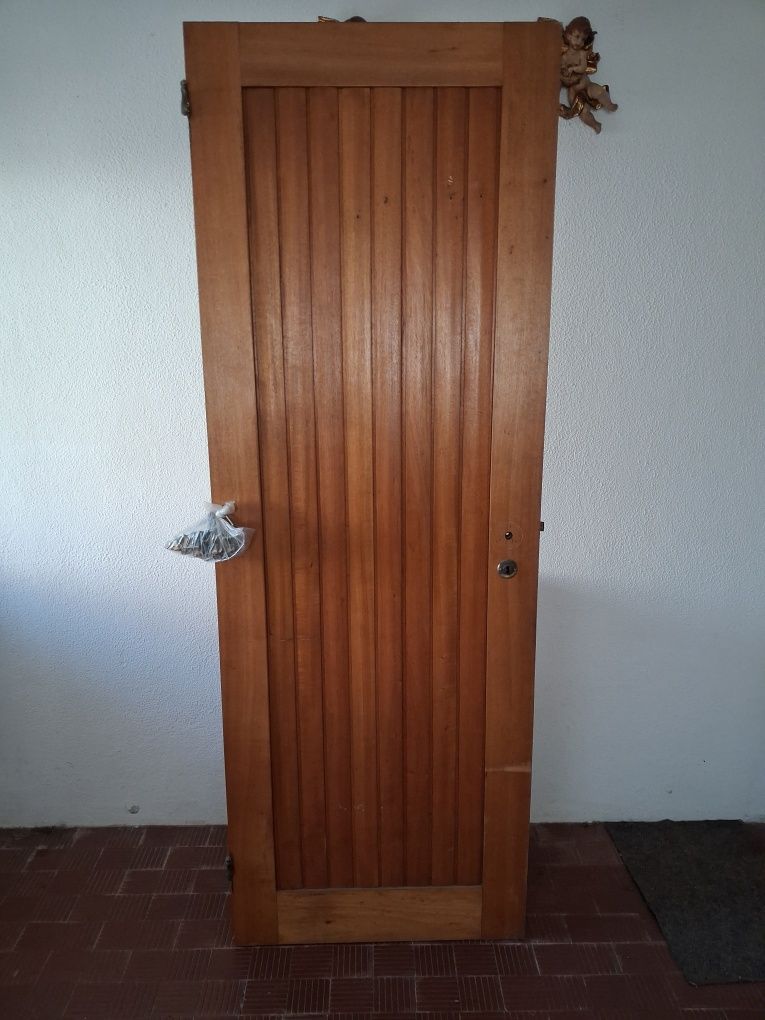 Porta " engradada", madeira maciça Óptimo estado.