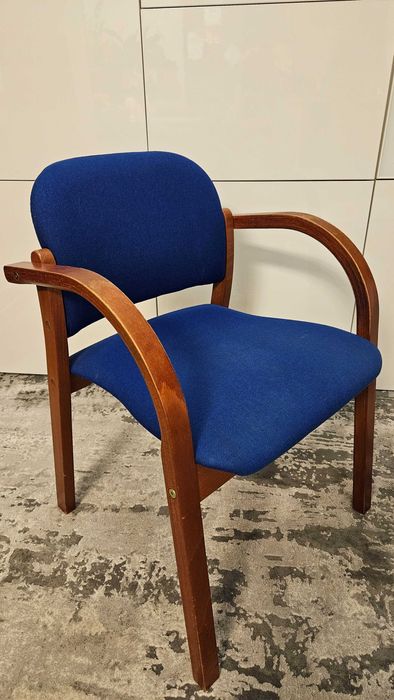 Krzesło drewniane z niebieską tapicerką