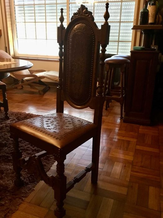 Cadeiras de sala de jantar em madeira maciça e pele.