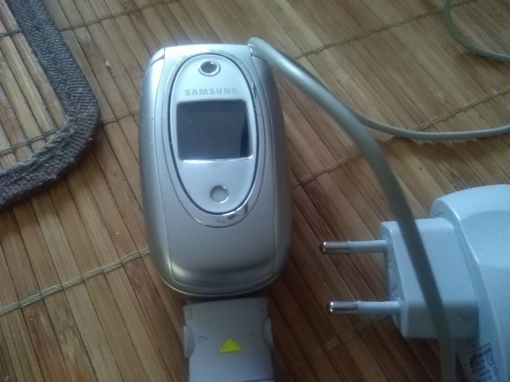 Samsung z klapka i ładowarka nieaprawny