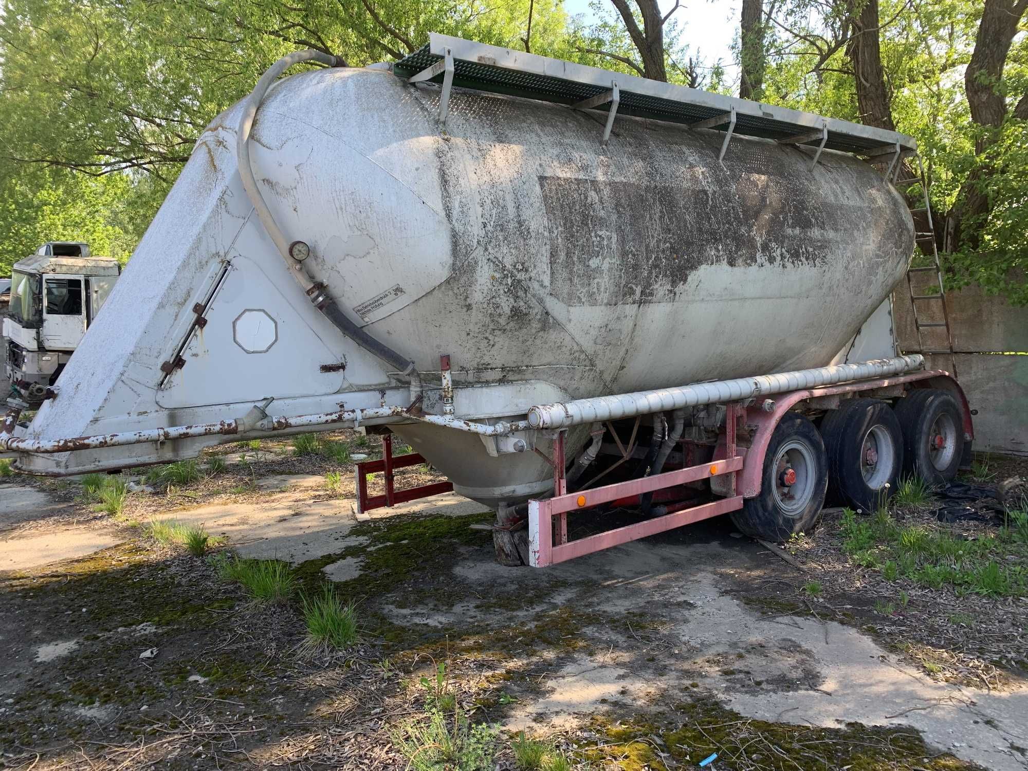 Напівпричіп цистерна цементовоз