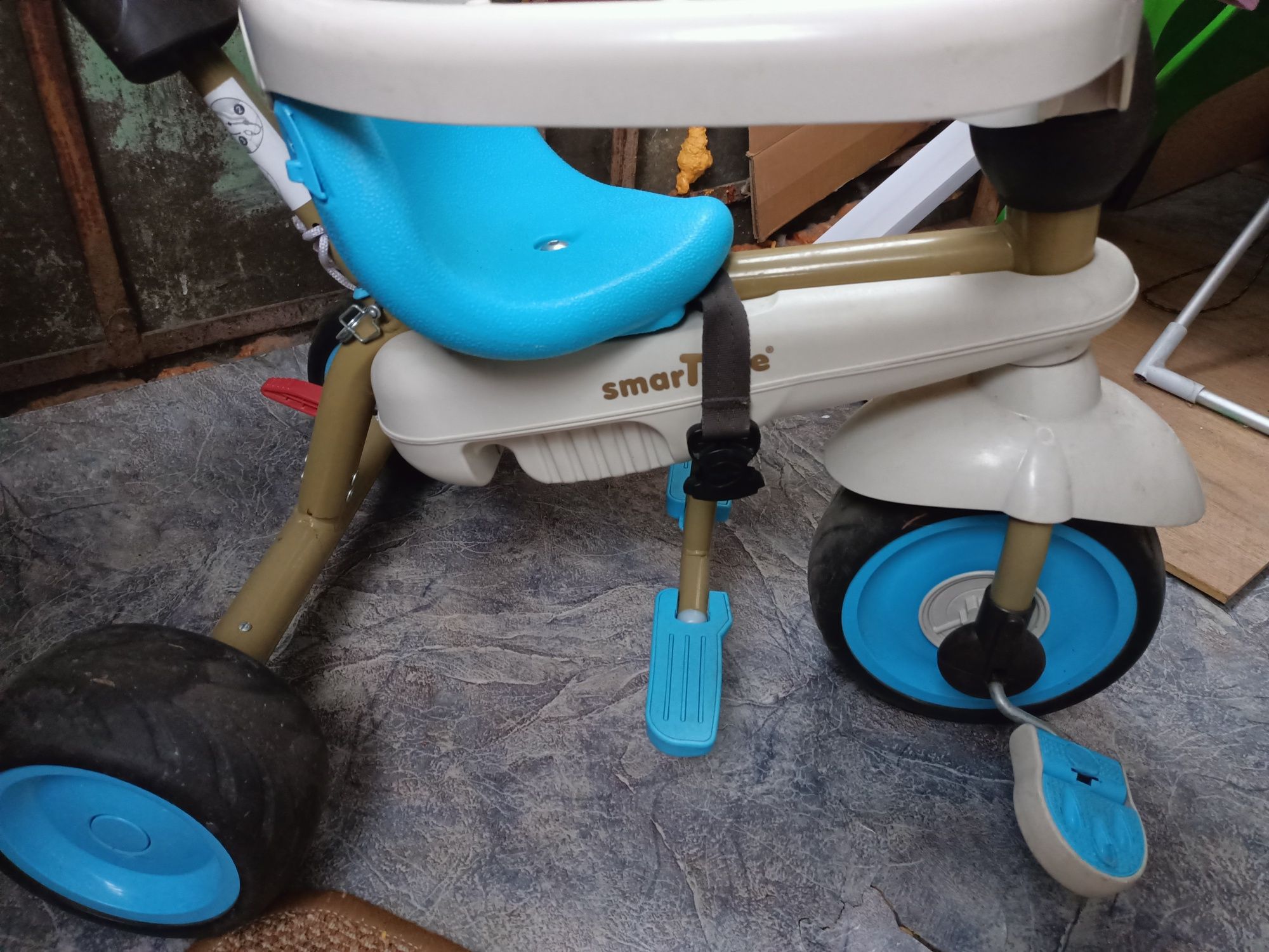 Дитячий триколісний велосипед з підстаканником і ручкою